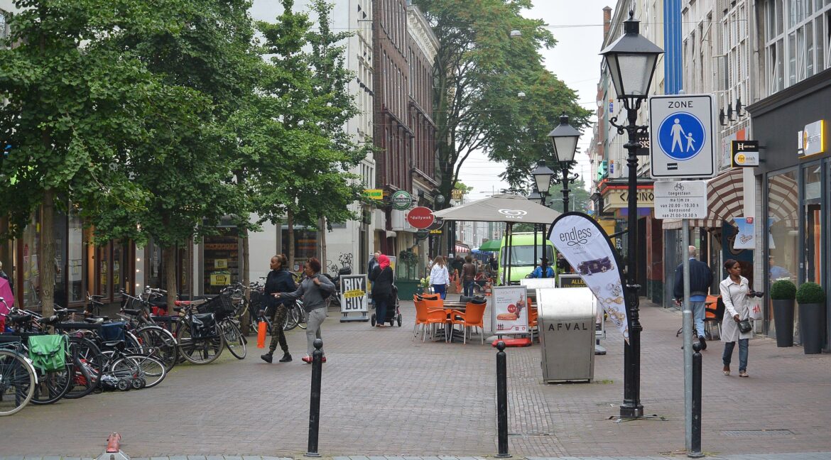 2560px-Oude_Binnenweg_(Rotterdam)_2014_01